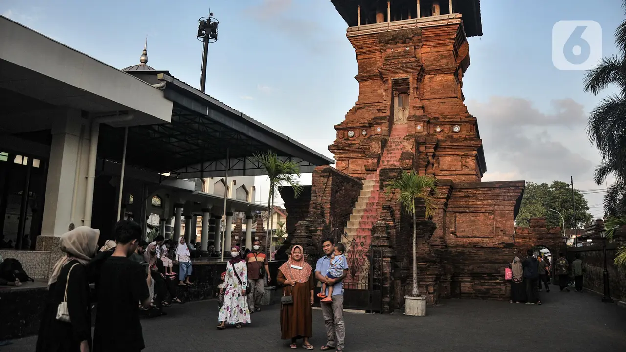 Berwisata Religi di Menara Kudus
