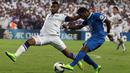 Nawaf Al Abed (kanan) disebut menjadi pemain sepak bola yang berhasil mencetak gol tercepat sepanjang sejarah. Dia hanya butuh dua detik saja untuk merobek jala Al Shoalah dari jarak 54 meter. (Foto: AFP/Karim Sahib)