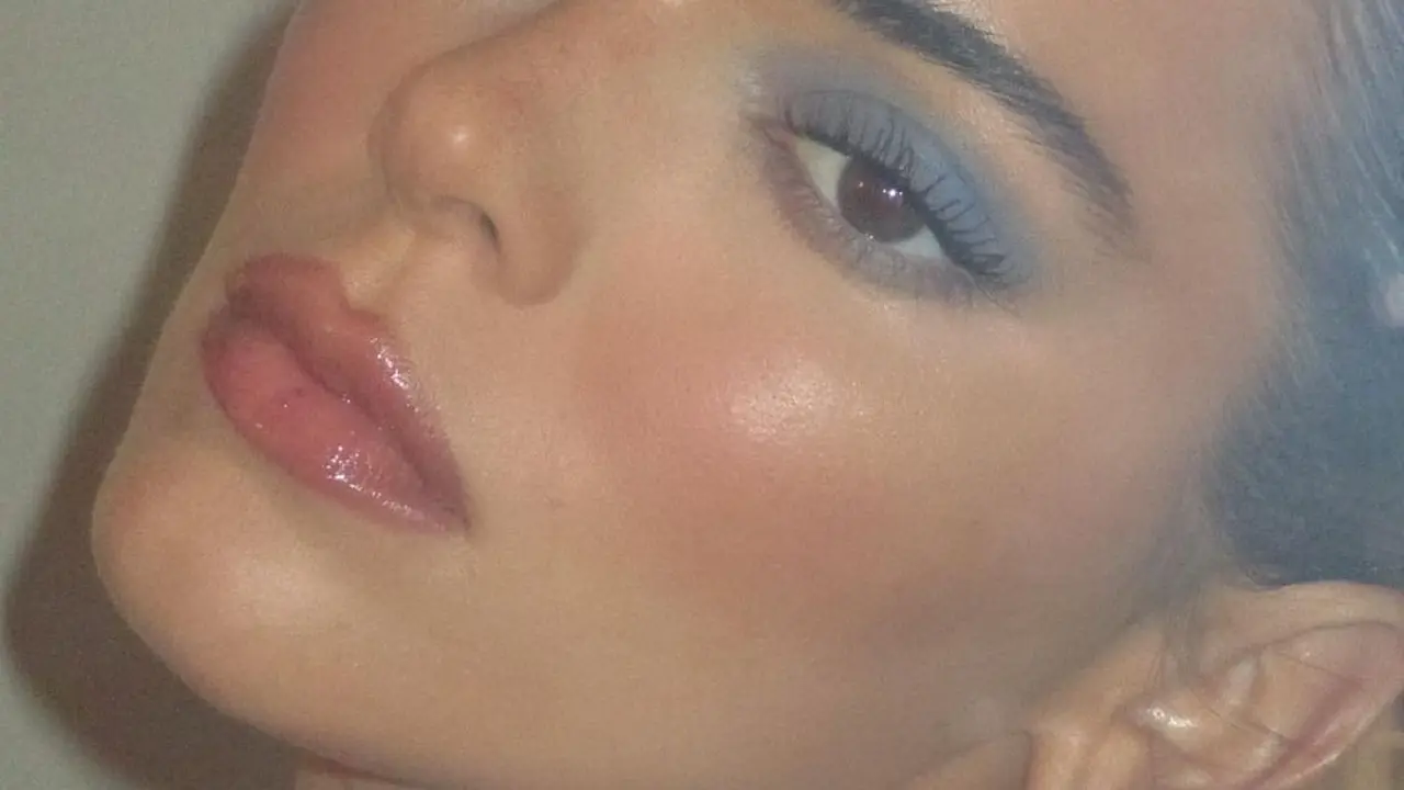 6 Inspirasi Y2K Frosted Eye Makeup Look yang Tengah Tren, dari Kendall Jenner hingga Eva Celia