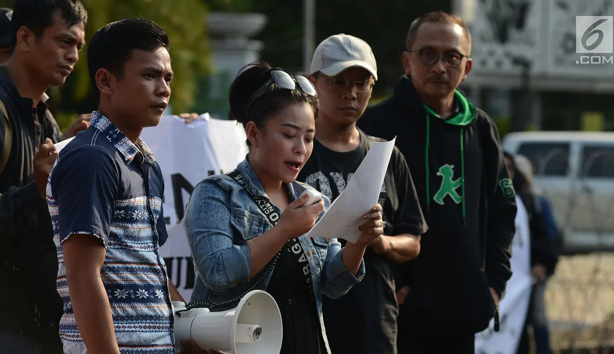Massa aksi keluarga korban pesawat Lion Air JT610 yang jatuh diperairan Karawang, Jawa Barat melakukan aksi damai di depan Istana Negara, Jakarta, Kamis, (13/12). Hingga kini masih 64 orang korban yang belum ditemukan. (Merdeka.com/Imam Buhori)