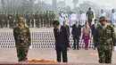 Presiden Joko Widodo didampingi pasukan kehormatan Bangladesh setelah meletakan karangan bunga saat mengunjungi National Martyrs’ Memorial di Savar, Bangladesh (28/1). (Liputan6.com/Pool/Rusman Biro Pers Setpres)