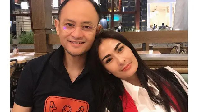 Iis Dahlia dan Sang Suami saat Liburan