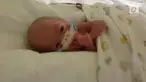 Seorang bayi baru lahir di Seoul, Korea Selatan menjadi sorotan publik setelah dianggap sebagai salah satu bayi terkecil yang bisa bertahan hidup.