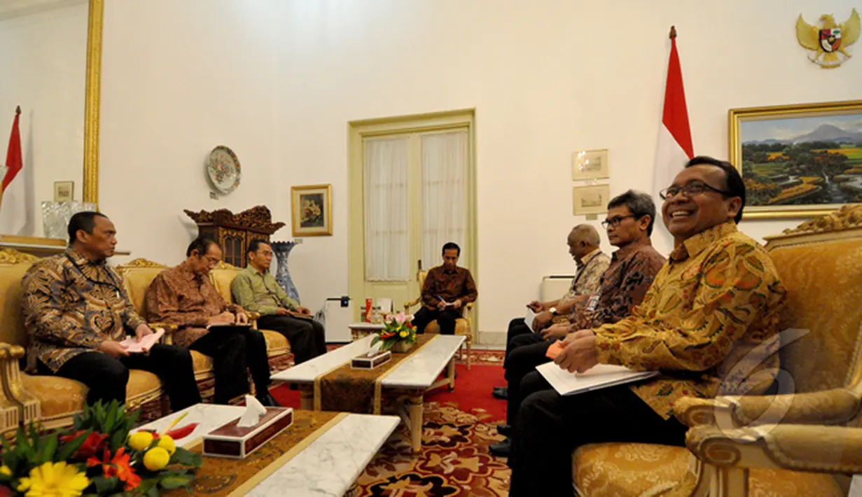 Presiden Joko Widodo (tengah) bersama lima Pimpinan KPK di Istana Merdeka, Jakarta, Jumat (27/2/2015). Pertemuan ini membahas tentang perkembangan KPK sejak dilantiknya Pimpinan KPK Sementara. (Liputan6.com/Faizal Fanani)