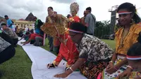 Spanduk tanda tangan Pilkada damai Papua. (Liputan6.com / Katharina Janur)