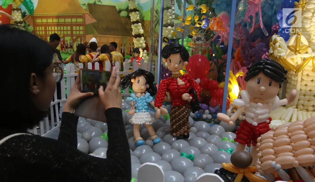 Pengunjung mengambil gambar dekorasi Indonesia Balloon Art Festival (IBAF) 2018 di Mal Ciputra Jakarta, Jumat (29/6). Bertema 'Wonderful Indonesia', festival ini menghadirkan dekorasi balon dari empat daerah di Indonesia. (Liputan6.com/Arya Manggala)