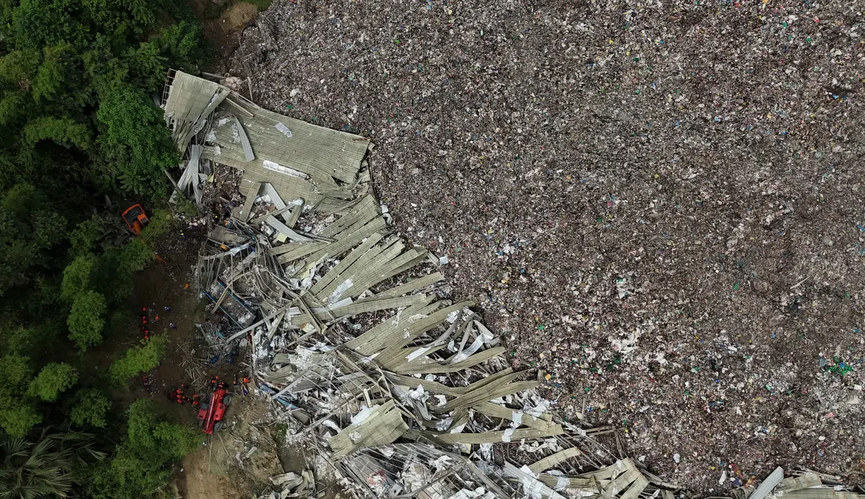Sebelumnya, gunungan sampah di fasilitas pemilahan sampah di Binaliw, kota Cebu, Filipina tengah, runtuh pada Kamis, 8 Januari 2026. Tampak dalam foto, tumpukan sampah besar yang runtuh pada Kamis sore di fasilitas pemilahan sampah di Binaliw, kota Cebu, Filipina tengah, terlihat pada Sabtu, 10 Januari 2026. (AP Photo/Jacqueline Hernandez)