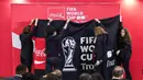 Trofi FIFA World Cup 2026 saat akan diperlihatkan kepada media di Jakarta International Convention Center (JICC), Senayan, Jakarta, Kamis (22/1/2026). Bola.com/ Abdul Aziz)