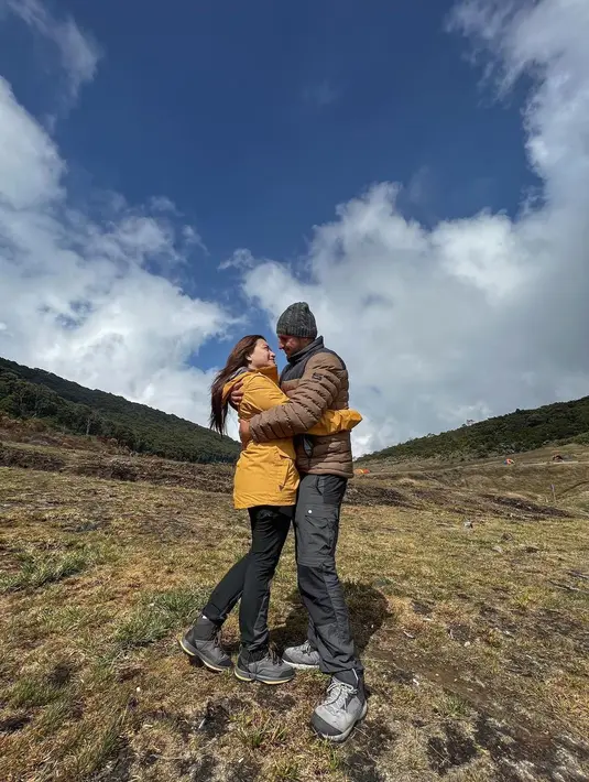 Ladislao sendiri mengenakan puffer jacket berwarna cokelat, dengan celana hiking dan topi rajut yang sama-sama berwarna hitam. Sedangkan untuk sepatu hikingnya, Ladislao tampil dengan pilihan warna cokelat keabu-abuan. [Foto: Instagram/natahalieholscher]
