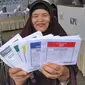 Warga menunjukkan surat suara saat pemungutan ulang Pemilu 2019 di TPS 71 Kelurahan Cempaka Putih, Kecamatan Ciputat Timur, Tangerang Selatan, Rabu (24/4). Pencoblosan ulang dilakukan karena ditemukannya pelanggaran oleh Bawaslu saat pemilu serentak pada 17 April 2019 lalu. (merdeka.com/Arie Basuki)