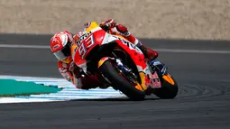 Pembalap Repsol Honda, Marc Marquez memacu motornya selama balapan MotoGP Spanyol 2018 di Sirkuit Jerez, Minggu (6/5). Marc Marquez, tampil impresif untuk menjuarai balapan MotoGP Jerez. (AP Photo/Miguel Morenatti)