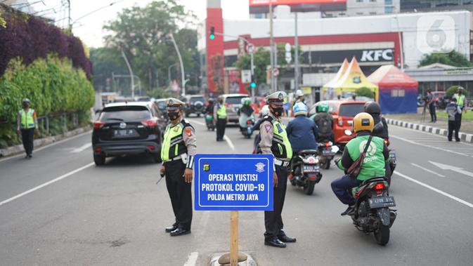 Petugas gabungan menggelar Operasi Yustisi Protokol Covid-19 di kawasan Tugu Tani, Jakarta, Senin (14/9/2020). Operasi tersebut digelar sebagai langkah untuk menekan penyebaran Covid-19 di masa PSBB Jakarta. (Liputa6.com/Immanuel Antonius)