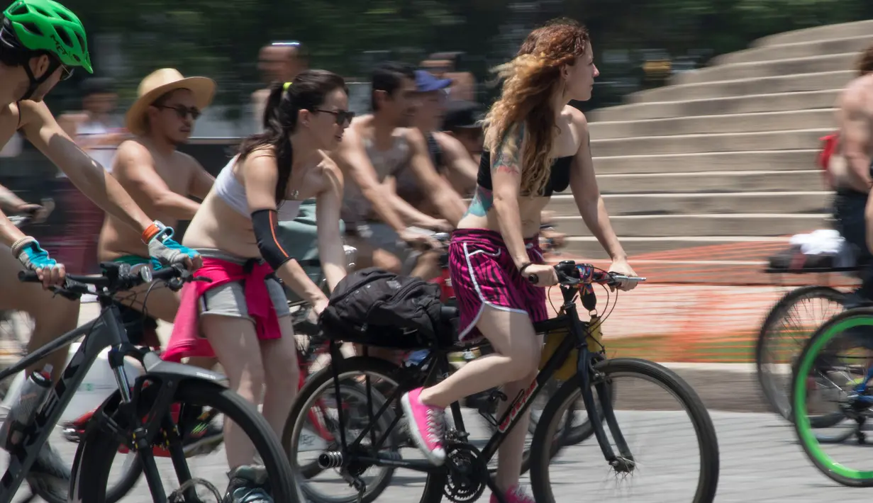 Sejumlah warga bersepeda keliling Kota Mexico City, Meksiko (8/6/2019). Rayakan World Naked Bike, ratusan warga tampil tanpa busana berkeliling pusat kota Meksiko. (AP Photo / Christian Palma)