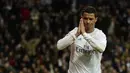 Bintang Real Madrid, Cristiano Ronaldo, merayakan gol yang dicetaknya ke gawang Sevilla pada laga La Liga Spanyol di Stadion Santiago Bernabeu, Madrid, Minggu (20/3/2016). Madrid menang 4-0 atas Sevilla. (AFP/Pierre-Philippe Marcou)