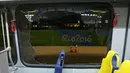 Kaca jendela dari bus yang mengangkut para jurnalis di Olimpiade Rio 2016 pecah ketika dalam perjalanan menuju pusat media centre di Barra da Tijuca, Selasa (9/8). Bus tersebut ditembak senjata api oleh orang tak dikenal. (REUTERS/Shannon Stapleton)