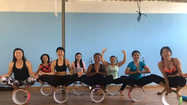 Luzi saat mengajar di kelas Wheel Yoga di Udana Yoga, Bali