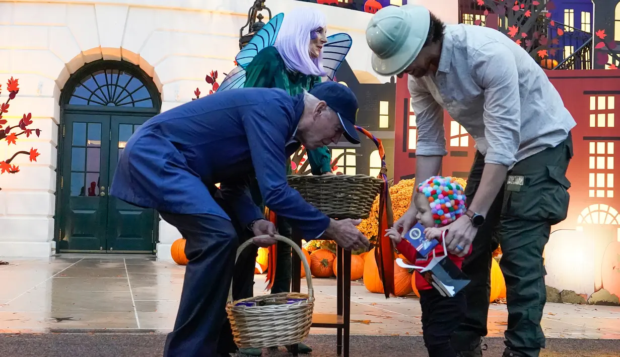 Presiden Amerika Serikat Joe Biden dan Ibu Negara Jill Biden memberikan suguhan kepada anak-anak saat perayaan Halloween di South Lawn Gedung Putih, Washington, Amerika Serikat, 31 Oktober 2022. Presiden dan Ibu Negara menjamu anak-anak petugas pemadam kebakaran, perawat, polisi, dan anggota Garda Nasional di Gedung Putih untuk melakukan trik-or-treat. (AP Photo/Alex Brandon)
