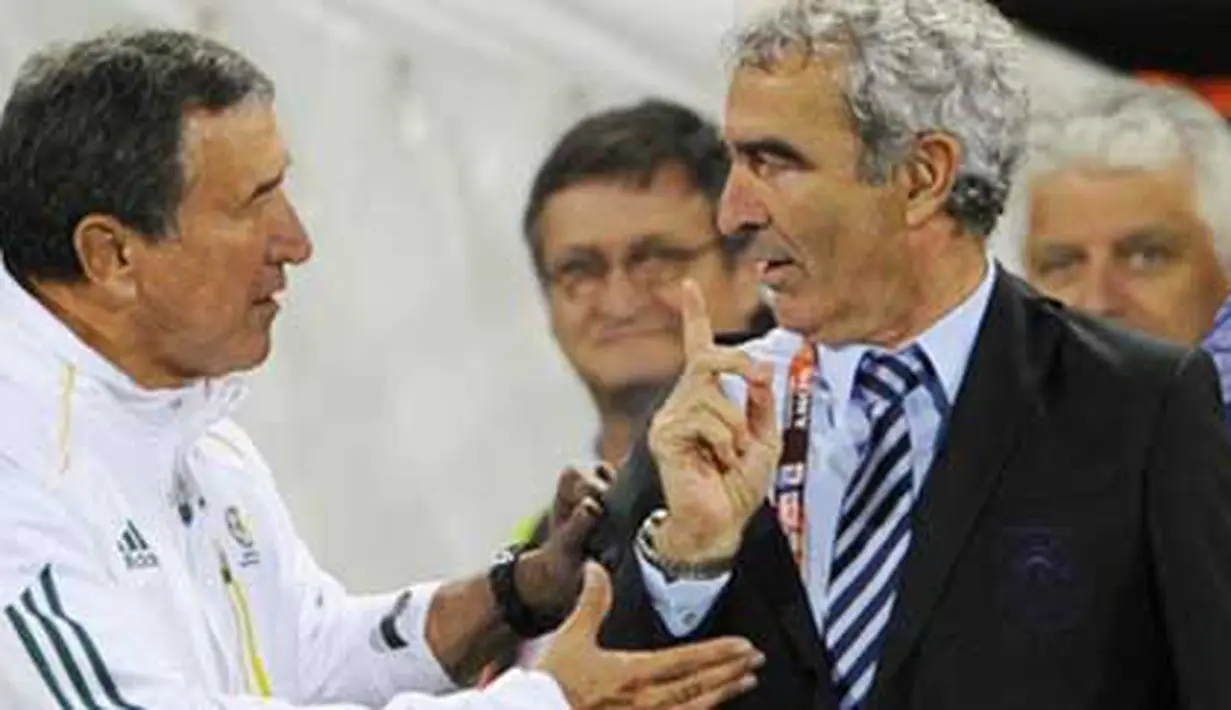 Pelatih Afrika Selatan Carlos Alberto Parreira (kiri) berbicara dengan pelatih Prancis Raymond Domenech seusai laga penyisihan Grup A PD 2010 di Free State Stadium, Bloemfontein, 22 Juni 2010. Prancis kalah 1-2. AFP PHOTO / GIANLUIGI GUERCIA 