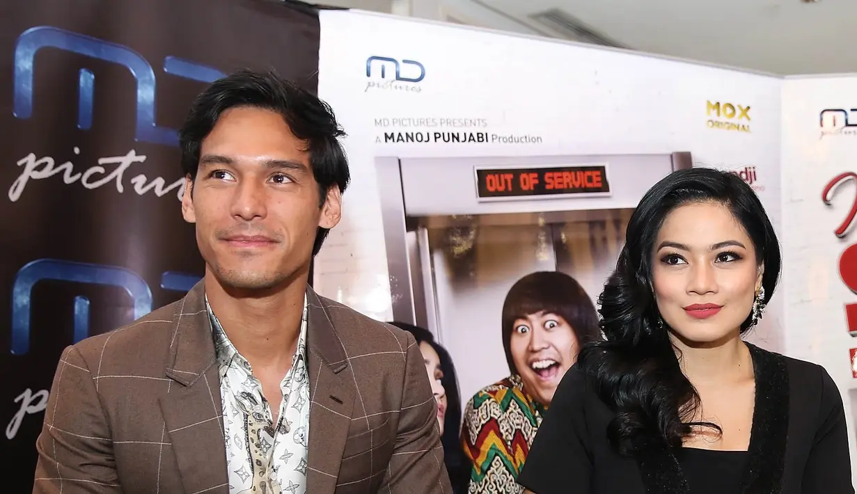 Seperti yang  diketahui di film ini Titi beradu akting dengan Richard Kyle, seorang cowok blasteran. Menurut Titi, cowok yang akrab disapa Richo ini sangat lucu saat syuting karena terbata-bata dalam berbahasa Indonesia. (Bambang E.Ros/Bintang.com)