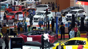 Pengunjung memadati salah satu stand kendaraan yang dipamerkan pada Indonesia International Motor Show 2018 di JIExpo, Jakarta, Kamis (19/4). 38 merek kendaraan dipamerkan dan 350 perusahaan ikut dalam IIMS 2018. (Liputan6.com/Helmi Fithriansyah)