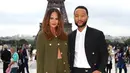 Chrissy Teigen dan John Legend terlihat bersama di upacara pembukaan. Chrissy tampil dengan one set kardigan rajut dan celana super pendek warna hijau olive. [@chrissyteigen]