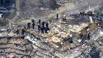 Petugas penyelamat melakukan pencarian di puing-puing Champlain Towers South Condo, Surfside, Miami, Florida, Amerika Serikat, Jumat (25/6/2021). Jumlah korban yang dinyatakan hilang dalam runtuhnya gedung apatemen 12 lantai tersebut telah meningkat menjadi 159 orang. (AP Photo/Gerald Herbert)