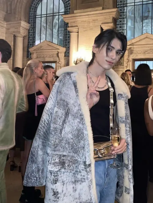 Taeyang member grup idol Korea Selatan SF9 pun hadir di acara Coach tersebut. Ia tampil dibalut coat berbulu dipadukan inner tanpa lengan warna hitam serta celana denimnya. Sambil membawa mini bag Coach silver. [@taeyang_0228]