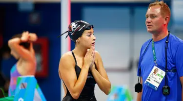 Atlet renang dari Tim Pengungsi, Yusra Mardini (18) berbincang dengan pelatihnya asal Jerman, Sven Spannekrebs saat latihan jelang Olimpiade 2016 di Rio De Janeiro, Brasil (1/8). (REUTERS/Michael Dalder)