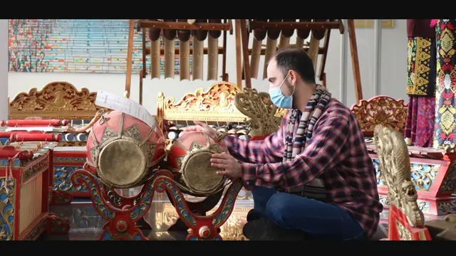 Vlad Lucian Zbarcea asal Rumania yang memiliki passion kepada musik gamelan.