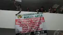 Dalam spanduk yang mereka bentangkan terdapat tulisan Pimpinan Komisi II Bajingan/Pemeras, Jakarta, Senin (29/9/2014) (Liputan6.com/Herman Zakharia)