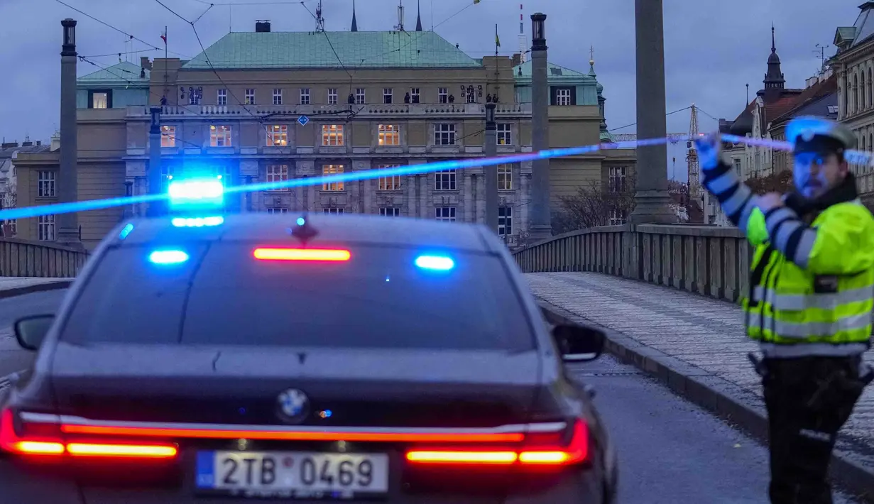 Pihak berwenang menutup alun-alun dan area yang berdekatan dengan gedung fakultas, di distrik bersejarah yang sibuk di seberang sungai dari Kastil Praha di jalan populer menuju Alun-Alun Kota Tua. (AP Photo/Petr David Josek)