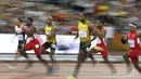 Usain Bolt (tengah) saat berlomba di nomor final lari 100m final Kejuaraan Dunia Atletik 2015 di Stadion Nasional Beijing, Tiongkok. (23/8/2015). (Reuters/Phil Noble) 