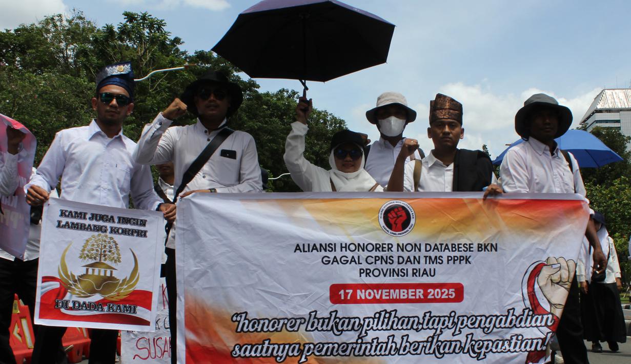 Ratusan orang yang tergabung dalam Aliansi Honorer Non Database BKN Gagal Calon Pegawai Negeri Sipil (CPNS) Indonesia menggelar Aksi Damai Jilid 2 Nasional di kawasan Silang Selatan Monumen Nasional, Jakarta Pusat, pada Senin (17/11/2025). Tampak dalam foto, massa dari Aliansi Honorer Non Database BKN Gagal Calon Pegawai Negeri Sipil (CPNS) Indonesia saat menggelar Aksi Damai Jilid 2 Nasional di kawasan Silang Selatan Monumen Nasional, Jakarta Pusat, pada Senin (17/11/2025). (merdeka.com/magang/Rendi Saputra)