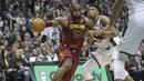 Pemain Cleveland Cavaliers, LeBron James (kiri) menggiring bola melewati adangan pemain Milwaukee Bucks, Giannis Antetokounmpo pada laga NBA basketball game di BMO Harris Bradley Center, Milwaukee, (19/12/2017). Bucks menang 119-116. (AP/Morry Gash)