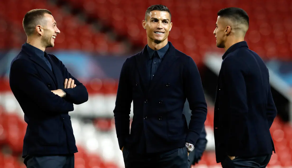 Striker Juventus, Cristiano Ronaldo (tengah) berbincang dengan rekannya di Old Trafford, Manchester, Inggris (22/10). Ronaldo akan bertanding melawan bekas klub lamanya Manchester United pada grup H Liga Champions. (AP Photo/Martin Rickett)