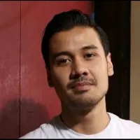 Chiko Jericho berperan sebagai tukang pos yang jatuh hati dengan Kartini dalam film 'Surat Cinta Kartini.'