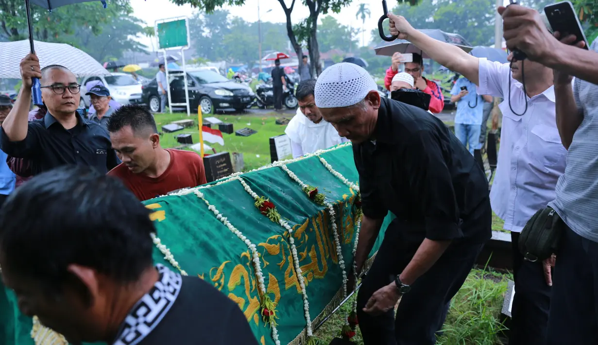 Meski hujan yang menguyur cukup deras, tak menyurutkan para pelayat yang hadir untuk memberikan penghormatan terakhirnya. (Adrian Putra/Bintang.com)