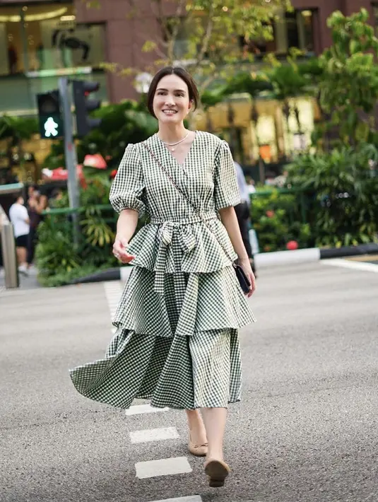 <p>Shandy Aulia tampil dengan dress kotak-kotak hijau bergaya ruffle. Semakin feminim dipadukan sling bag dan flatshoes cokelatnya. (@shandyaulia)</p>