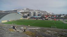 Para pemain sepak bola menghadiri sesi latihan di lapangan rumput sintetis Stadion Nuuk di Nuuk, Greenland, Selasa 17 Juni 2025. (Foto AP/Kwiyeon Ha)