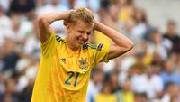 Gelandang Ukraina, Oleksandr Zinchenko, direkrut Manchester City pada Senin (4/7/2016). (AFP/Anne-Christine Poujoulat)