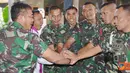 Citizen6, Cilandak: Komandan Korps Marinir Mayor Jendral TNI (Mar) M Alfan Baharudin memberikan uang pembinaan kepada masing-masing cabang olah raga dalam acara syukuran di  Lapangan Tembak Marinir Sukarno, Cilandak. (Pengirim: Marinir)