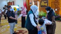 Gubernur Jatim  Khofifah Indar Parawansa memberikan santunan keluarga KRI Nanggala 402. (Dian Kurniawan/Liputan6.com)