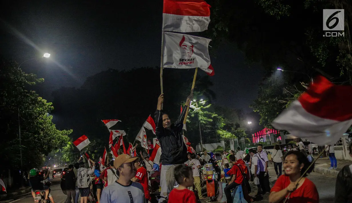 Pendukung pasangan Capres 01 Joko Widodo-Ma'aruf Amin berkumpul di kawasan Tugu Proklamasi, Jakarta, Rabu (17/4). Pendukung melakukan pawai usai mengetahui hasil hitung cepat dari berbagai lembaga survey yang mengeluarkan hasil Capres 01 mengungguli Capres 02. (Liputan6.com/Faizal Fanani)