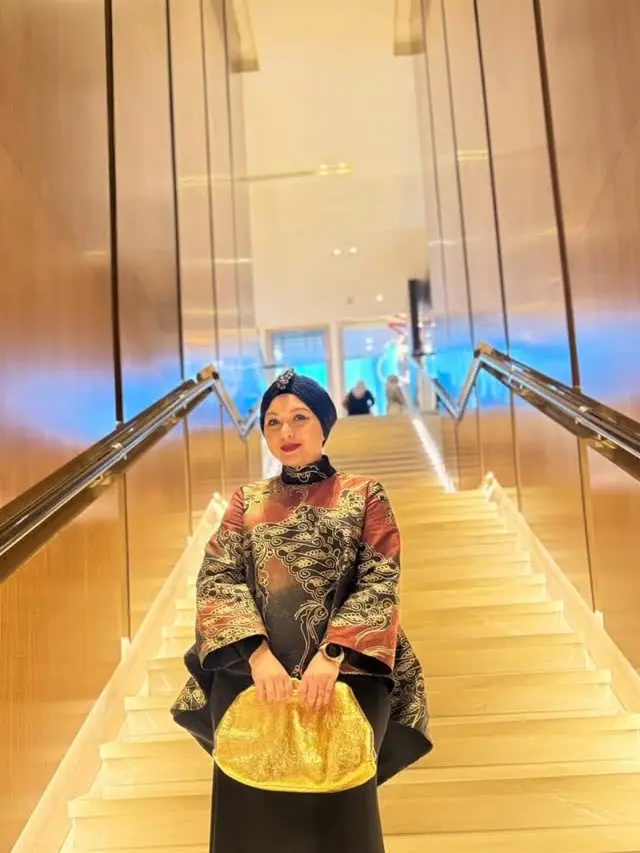 Potret Viona Istri Eko Patrio saat Pakai Batik dan Hijab Turban, Tampilan Elegan dan Modis