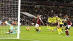 Pemain West Ham United Jarrod Bowen (ketiga kanan) menyaksikan tendangannya membentur tiang saat melawan Watford pada pertandingan sepak bola Liga Inggris di Stadion London, London, Inggris, 8 Februari 2022. West Ham United menang 1-0. (AP Photo/David Cliff)