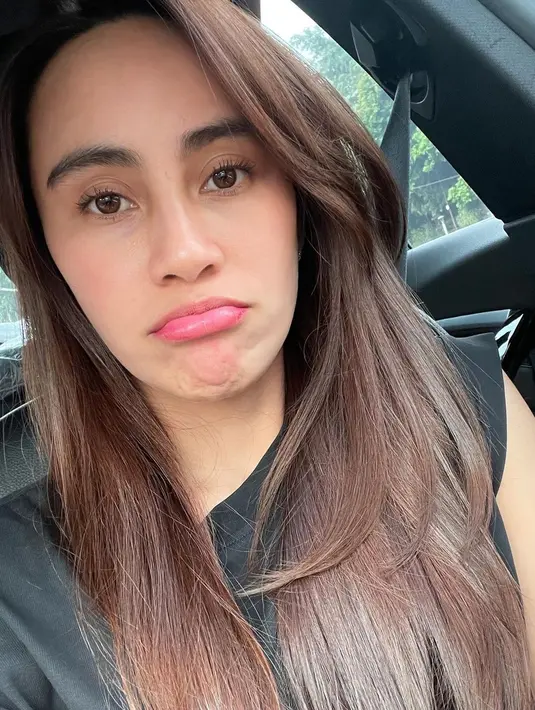 Atlet badminton yang pernah mencoba profesi sebagai sportcaster ini selalu berhasil bikin terpesona dengan gaya simpelnya. Meski hanya memakai kaus hitam, Bellaetrix Manuputty saat di luar lapangan badminton ini tetap terlihat cantik menawan. Tak heran foto ini banjir like dan komentar dari followersnya. (Liputan6.com/IG/@manuputtybellaetrix)