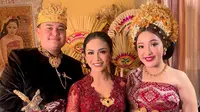 7 Pesona Krisdayanti Kenakan Kebaya Bali Brokat Merah di Nikahan Kakak Sarah Menzel