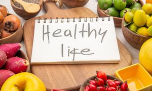 Awal tahun sering kali identik dengan semangat baru, namun juga dibayangi tekanan untuk menjadi “versi terbaik” dari diri sendiri. Resolusi hidup sehat pun kerap dibuat terlalu ambisius—olahraga setiap hari, pola makan super ketat, hingga jadwal hidup yang nyaris tanpa jeda. (foto/dok: freepik/KamranAydinov.)