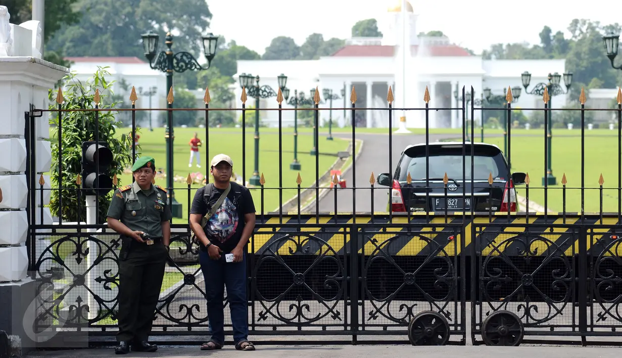 Personel TNI bersiaga di luar pagar Istana Bogor, Rabu (1/3). Jelang kedatangan Presiden Joko Widodo dan Raja Arab Saudi, Salman bin Abdulaziz pengamanan Kota Bogor diperketat. (Liputan6.com/Helmi Fithriansyah)