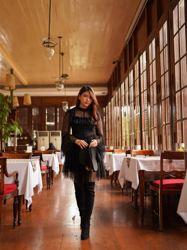 Potret Cassandra Lee Dalam Balutan Busana Serba Hitam. (Sumber: Instagram/cassandraslee)